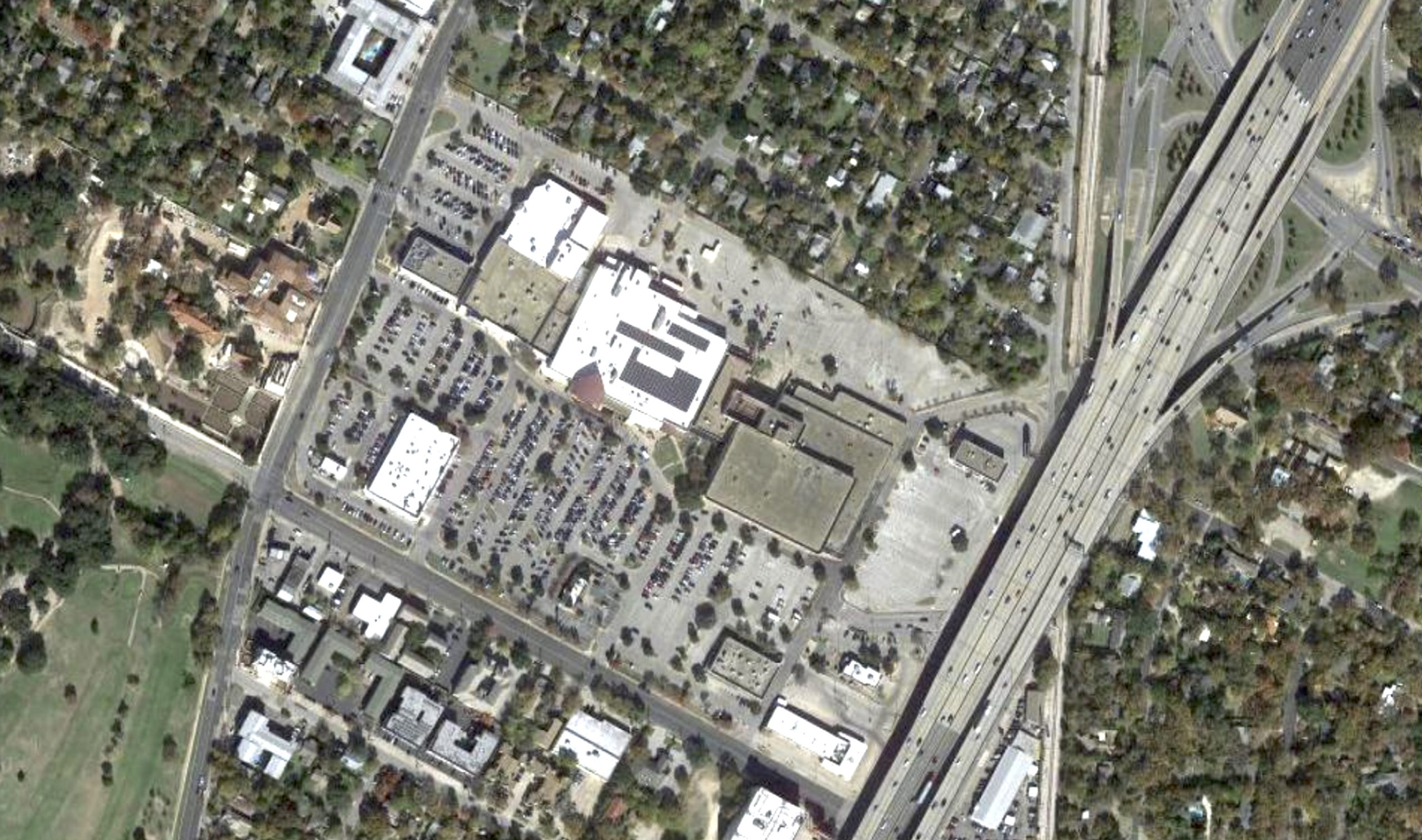 A Bigger HEB Won’t Fix Hancock Center, but It’s Not a Bad Start TOWERS